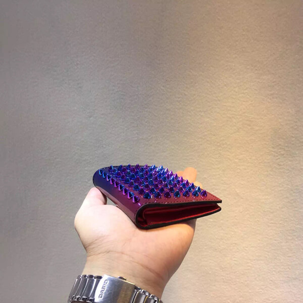 2015年春夏新作 セレブ・モデル愛用クリスチャン ルブタンコピー Christian Louboutin ☆Paros Spikes Wallet Rose-Digitale Patent☆メンズウォレット・財布 3155052M286